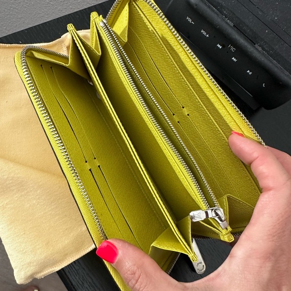 Louis Vuitton Pistache Epi Zippy wallet - Picture 3 of 4